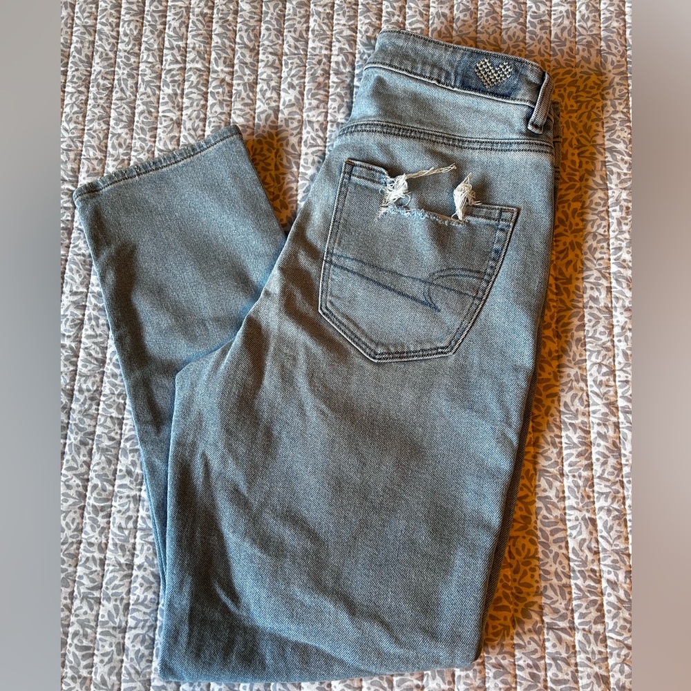 American Eagle distressed Stretch Mom Jeans size 8 light Rinse New Without Tags!